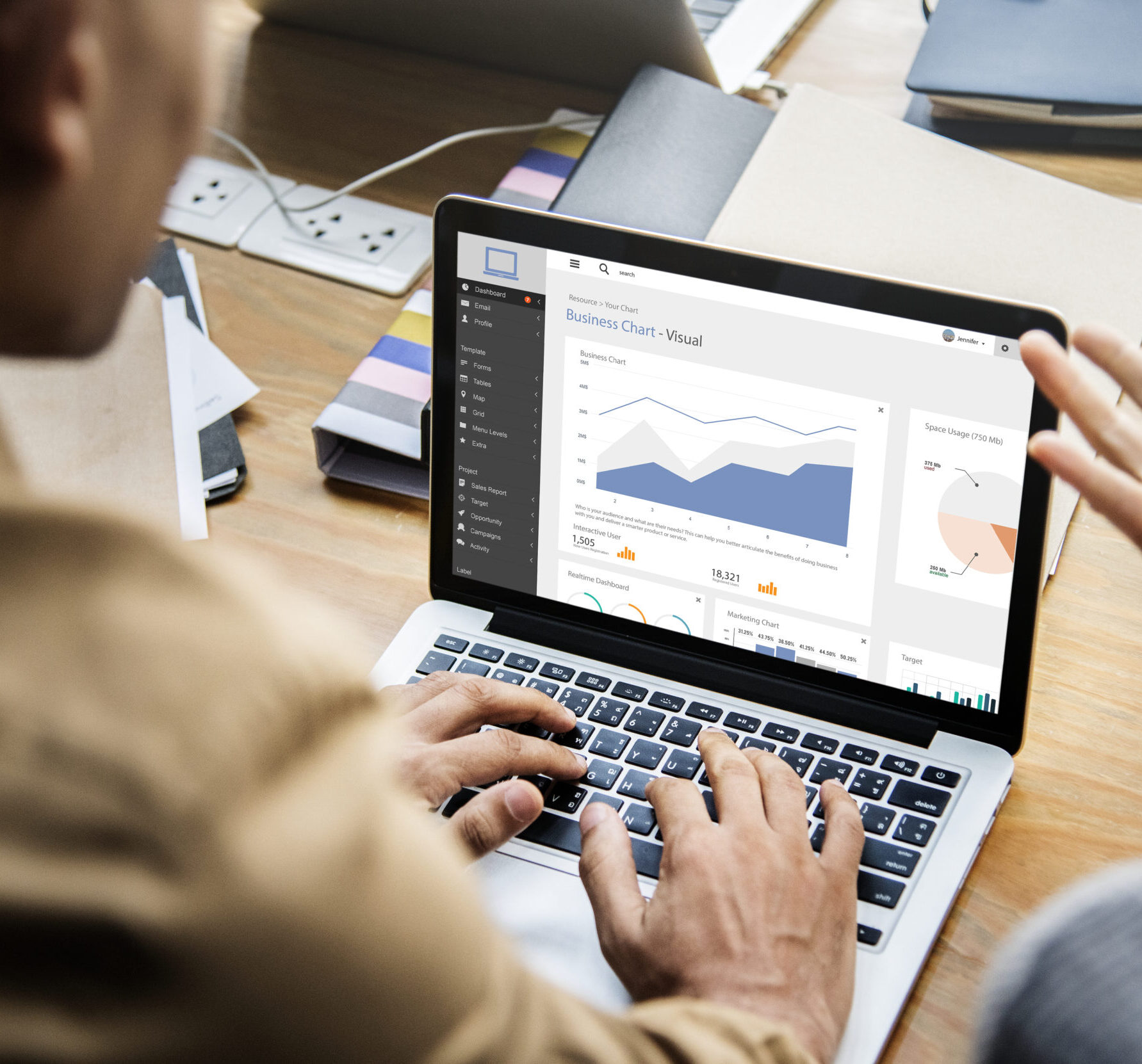 Power BI dashboard elemzés és adatvizualizáció laptopon